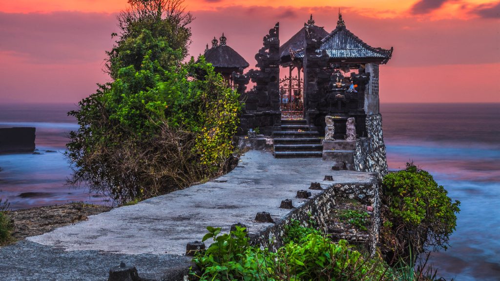 Sunset view at Tanah Lot Temple captured during Bedugul Tanah Lot Tour